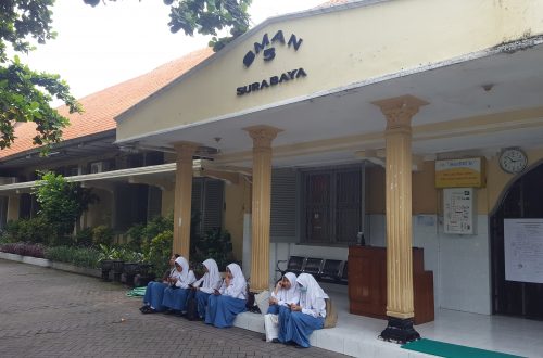 Lehrerin verführt schüler in Surabaya